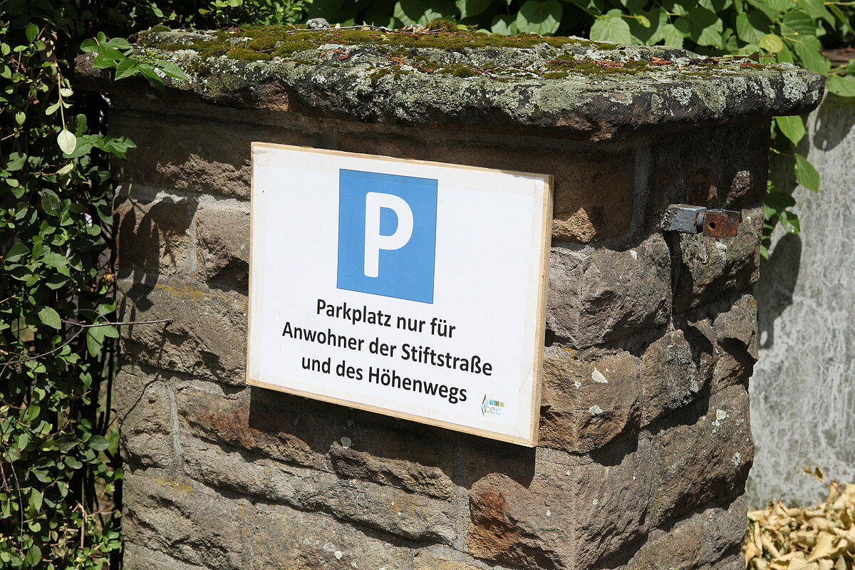 Parkplatzbeschilderung: Parkplatzschild mit Freifläche für Wunschtext
