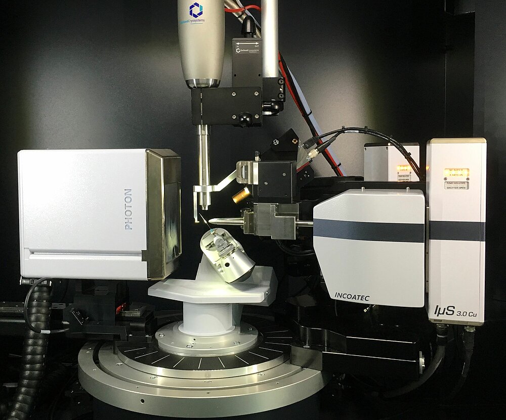 Für die Einkristalldiffraktometrie steht ein Bruker D8 Venture mit Mikrofokus Mo- und Cu-Ka-Strahlung, INCOATEC Röntgenoptik, Photon III Detektor und OXFORD Kryostream 800 (80-500K) zur Verfügung.